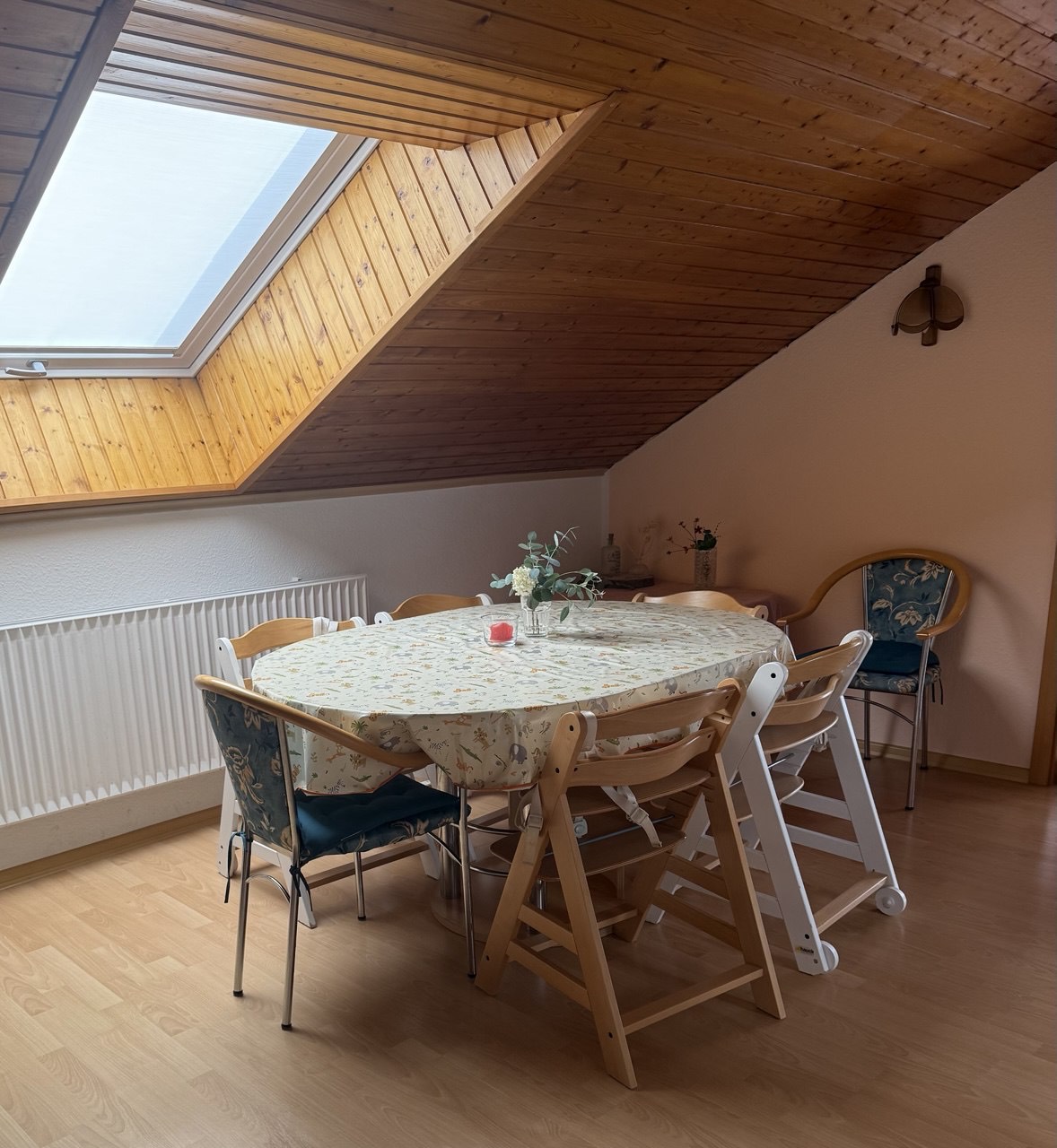 Esstisch mit Kinderhochstühlen