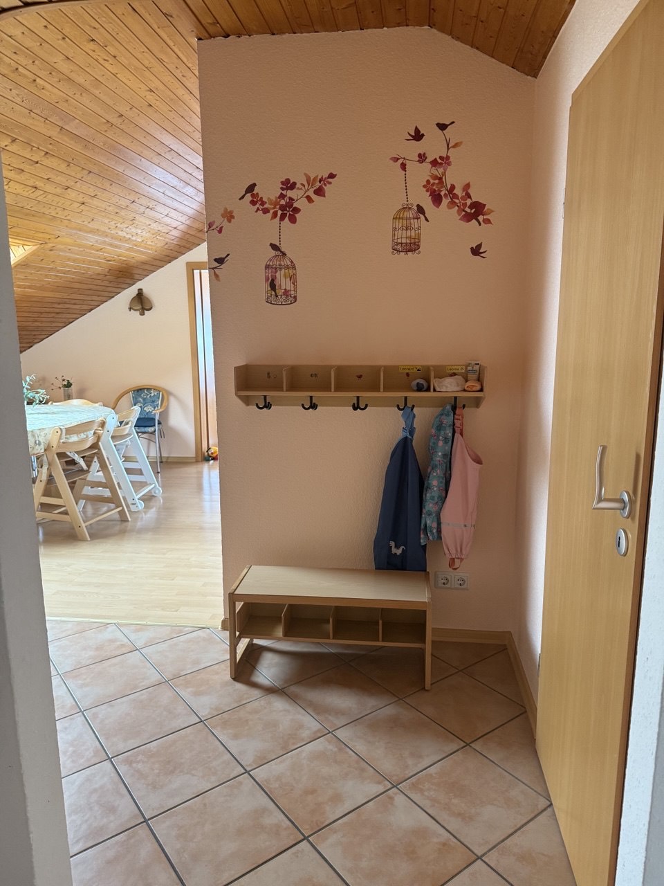 Eingangsbereich mit Garderobe und Schuhregal