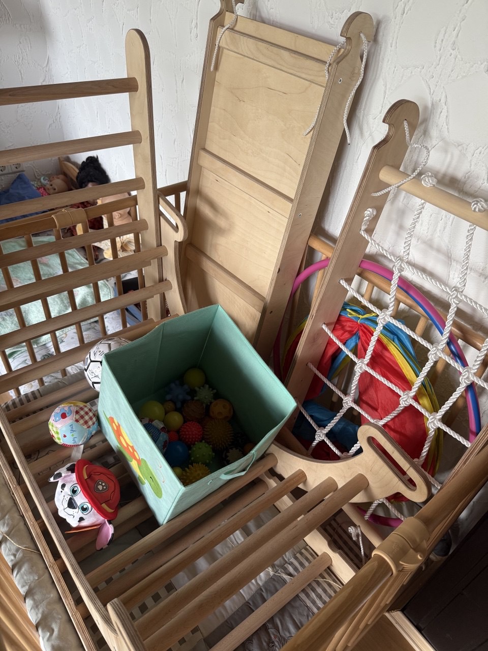 Rutsche, Bällebad und Klettergeräte