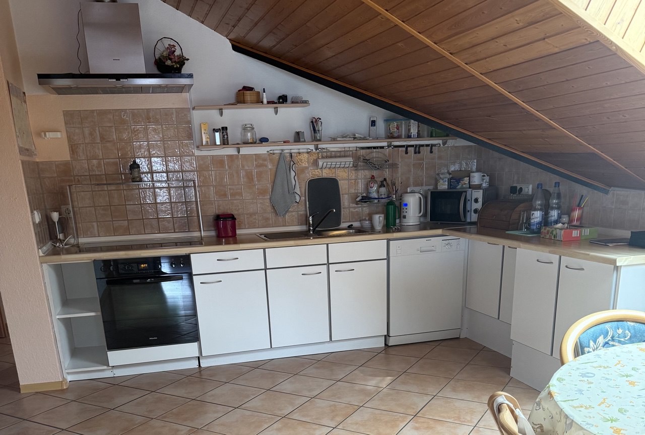 Küche mit Herd, Spüle und Arbeitsfläche