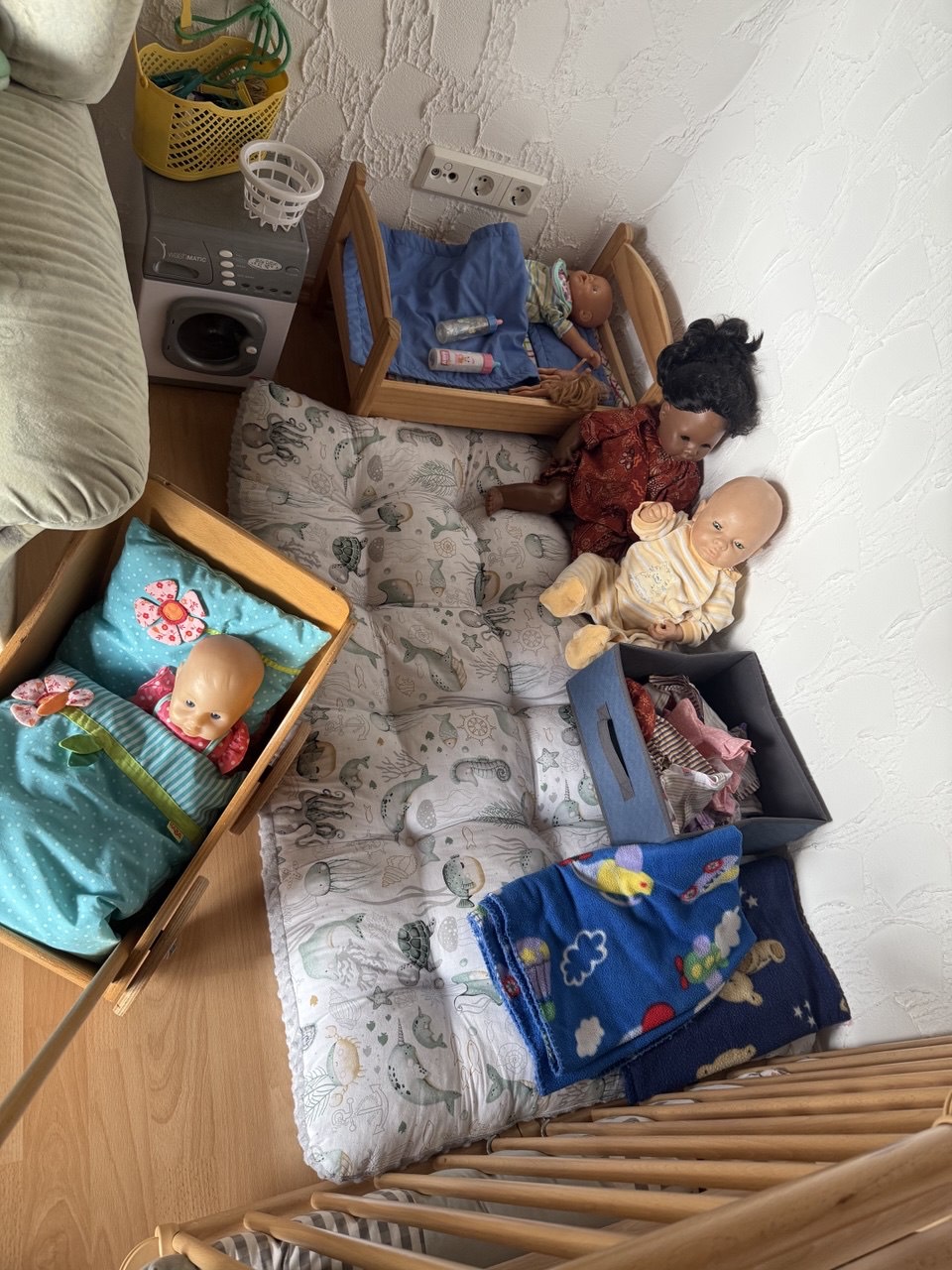 Puppenecke mit Puppen und Puppenbetten