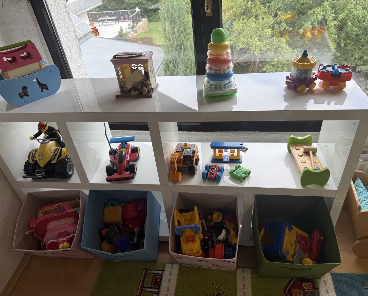 Spielregal mit Fahrzeugen und Bausteinen