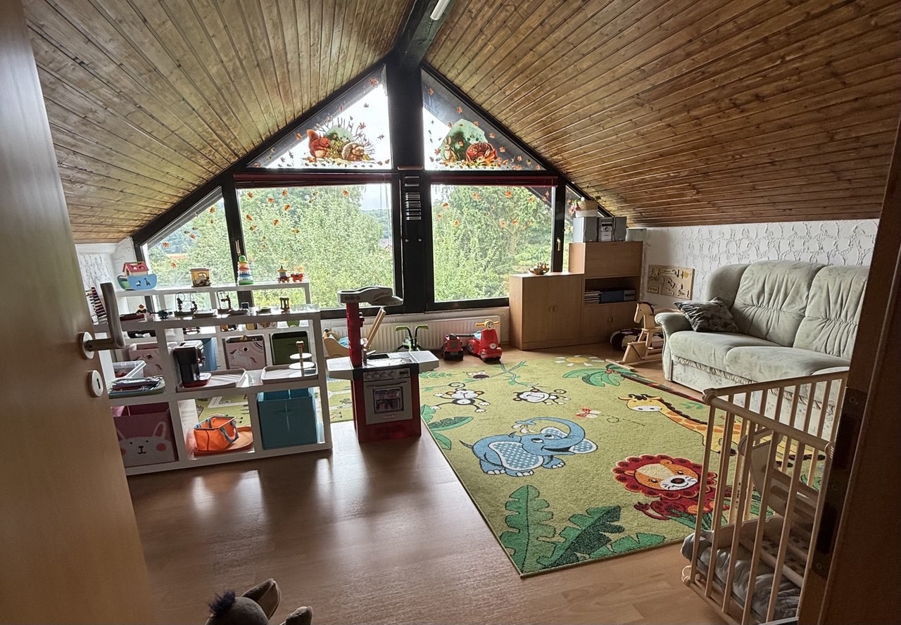 Spielzimmer mit Spielteppich und Spielzeug