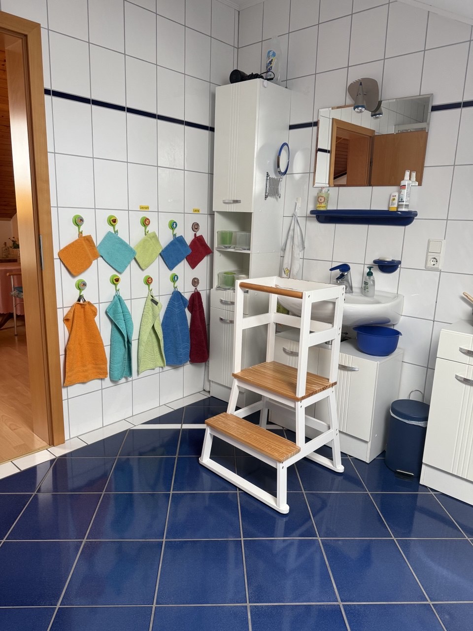 Badezimmer mit Handtüchern und Lernturm